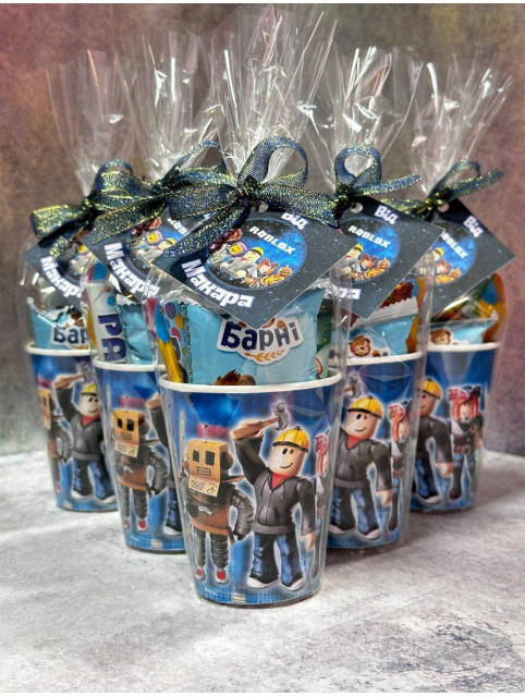 Солодкий стакан з цукерками та святковою листівкою