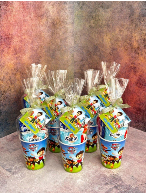 Подарунковий індивідуальний стакан зі смаколиками