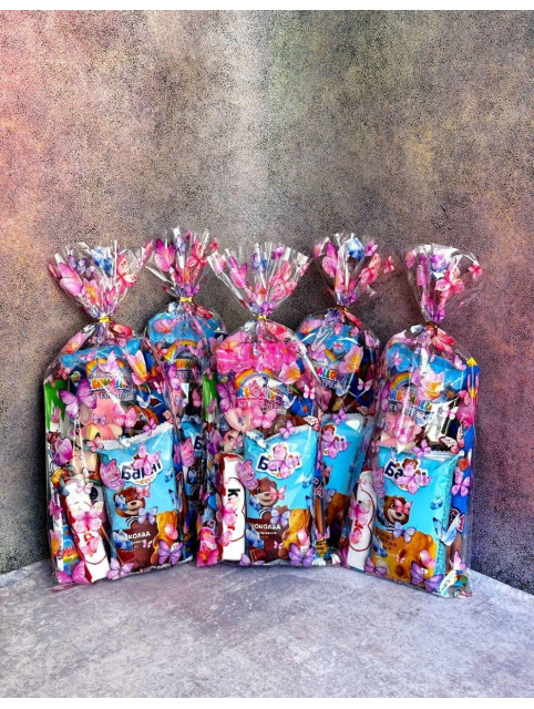 Подарункові набори цукерок для дітей, подарунок дитині з солодощів.